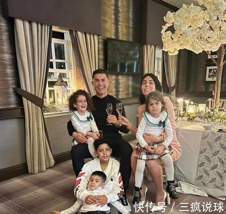 c罗|浪漫!C罗跨年夜豪宅举办盛大晚宴,将女友拥入怀中观赏漫天烟花
