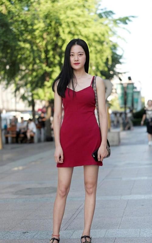  街拍，粉色的针织背心搭配牛仔裤，简约大方