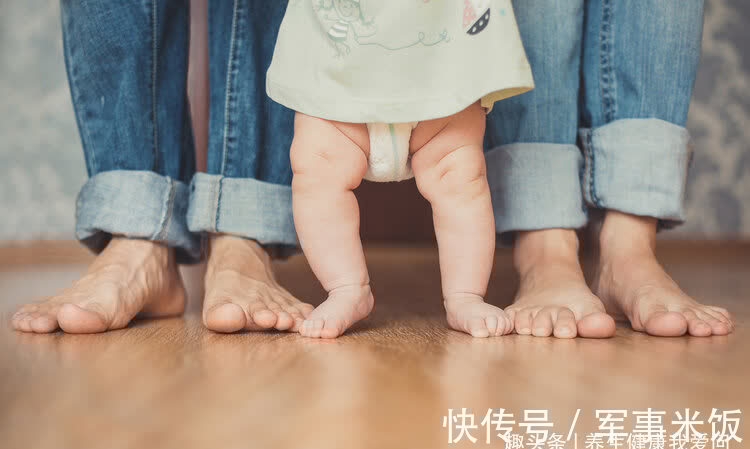 危险期|1岁宝宝摔下床,奶奶一个大意的举动让娃停止呼吸,父母需重视