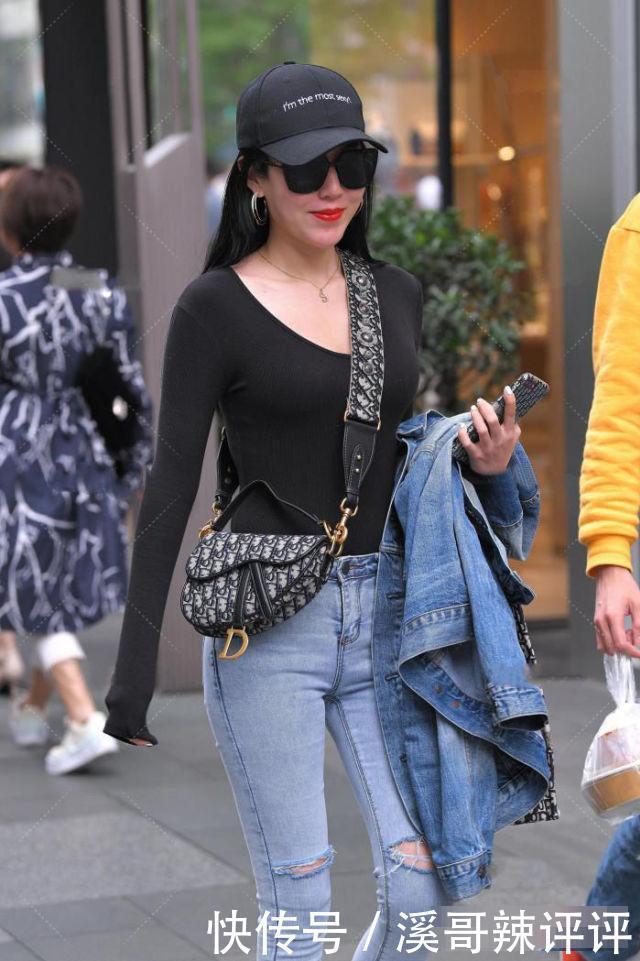 美女|美女穿搭牛仔裤,整个造型展现出了一种休闲利落又个性的感觉