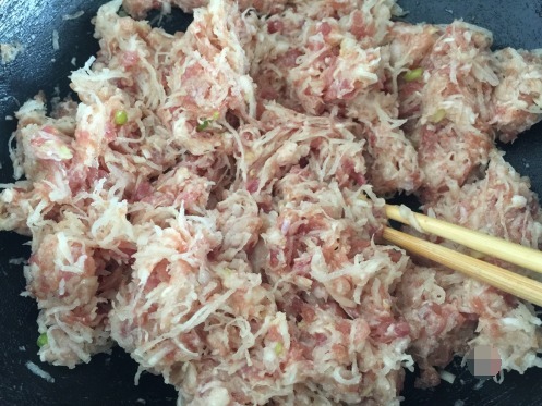 在家烙馅饼,总是没有外面买的皮柔软,其实技巧都在和面上