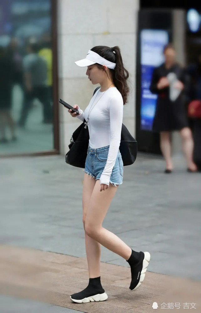 同样都是牛仔,你看到的只是牛仔裤,牛仔裙也在发光发热的