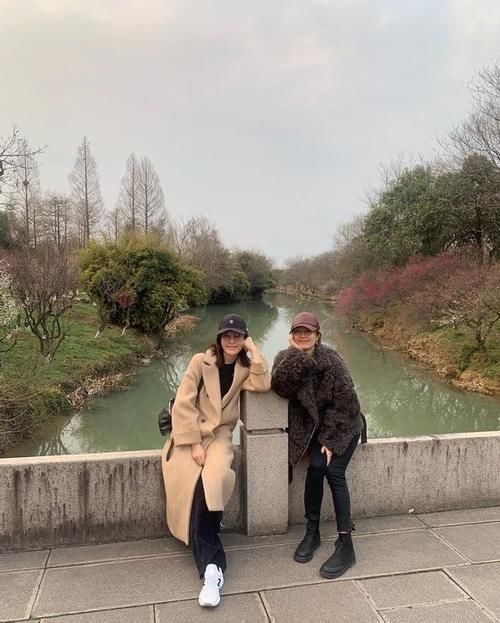 马伊琍终于换风格，穿灰色皮草混搭卫衣，时髦减龄又不失高级