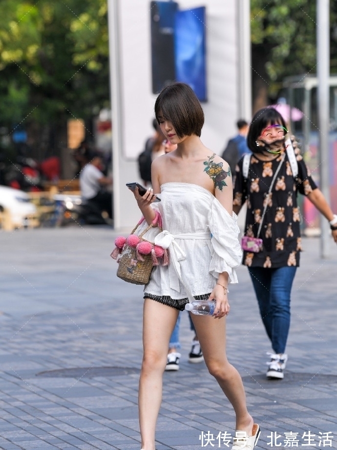 街拍|街拍:身披白色一字肩的短发小姐姐,整个造型非常干练,气场十足