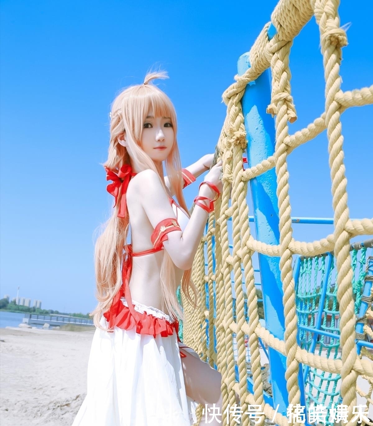 最爱的亚丝娜与她的泳装cosplay，让人怀念起夏天的味道