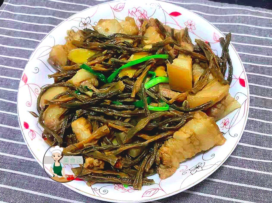 夏天此蔬菜多买点,晒干囤起来,泡一泡,切段焖五花肉,越嚼越香