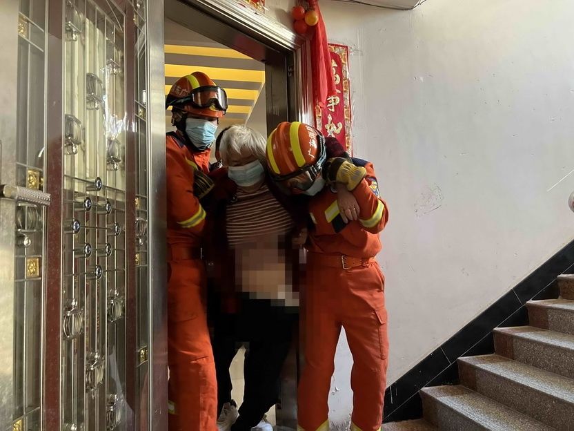 救治|病重老人因电梯停运无法下楼 连平消防员担架抬下七楼送院就医