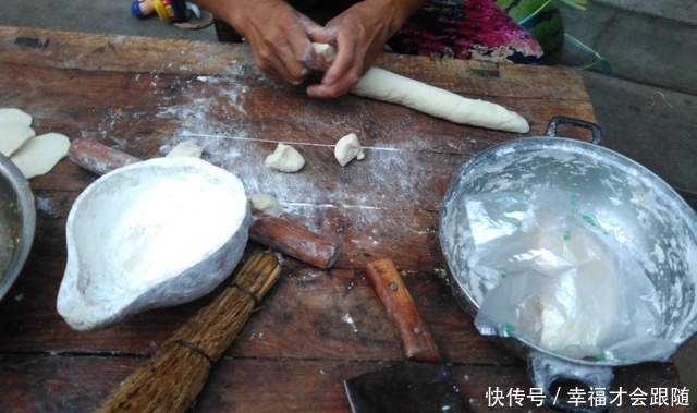 爸爸|农家院里包饺子，我和母亲包饺子给在田地里忙碌着农活的爸爸吃