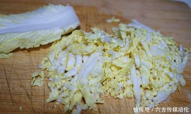 一道简单的小拌菜：凉拌白菜丝，做法简单，但味道爽口