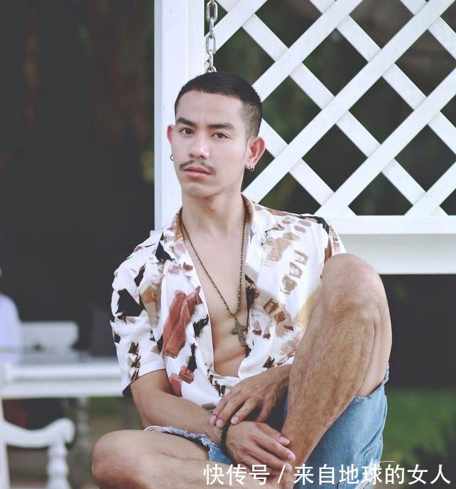 短发|潮酷、Man,他是一个有着八块腹肌和人鱼线的短发型男!