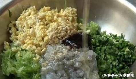 用“它”包饺子,做法简单,口感鲜嫩多汁,端上餐桌后,家人抢着吃