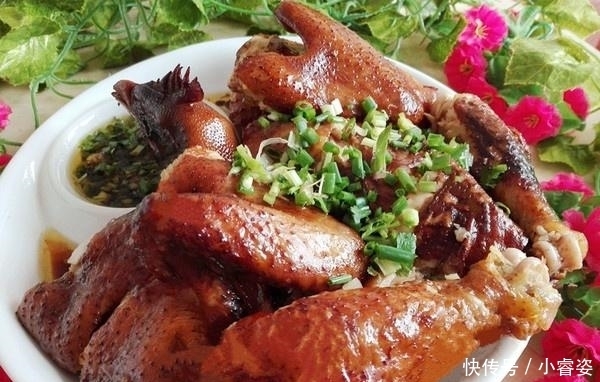 整只鸡丢进电饭锅,不放1滴水,出锅皮香肉滑,做饭不再麻烦!