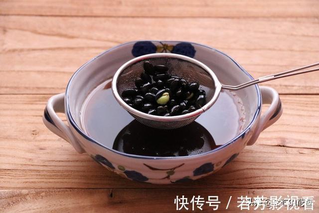 50岁姑姑吃了20年的黑豆吃法,不熬粥不泡醋,越吃越精神