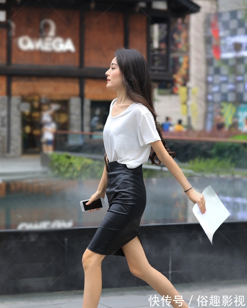 短袖衫 经典的搭配,白色短袖衫配黑色包臀裙,尽显青春的活力,美丽迷人