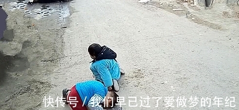 爷爷|自从看过村里办白事,瞧俩孙子见到爷爷的行为,爷:真是亲孙