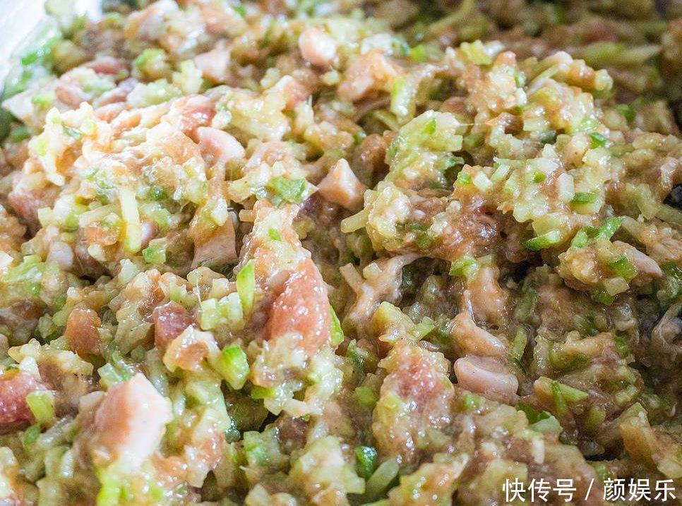 搅拌均匀|调萝卜馅，焯水大错特错，教您正确做法，萝卜没异味格外鲜，真香