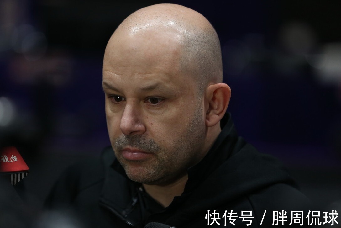 首钢队|深夜22点,雅尼斯接到坏消息,首钢队双核伤重,三小外援成笑柄