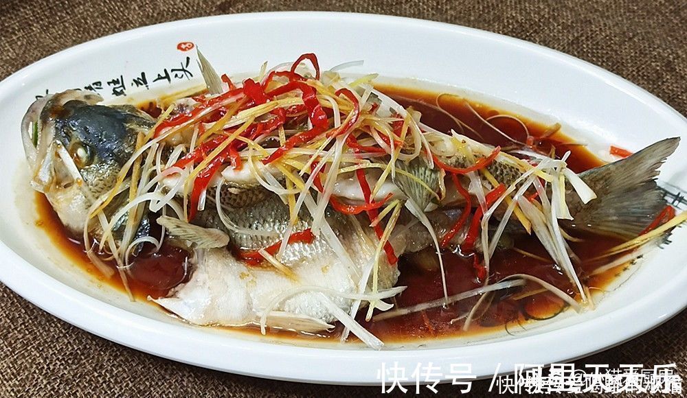 清蒸|清蒸鲈鱼就爱这种做法,又快又简单,鱼肉鲜嫩细腻,年夜饭做来吃