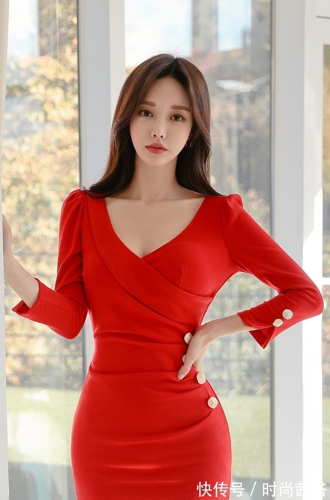 小姐姐 穿衣搭配之全场靓丽焦点,热情与喜庆的代名词,高雅红色连衣裙