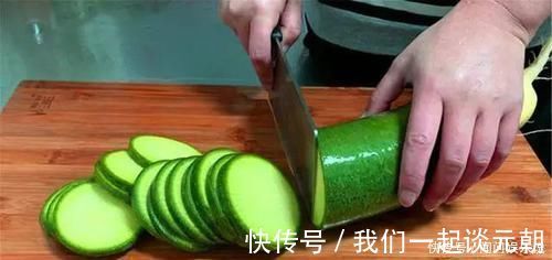 萝卜别再熟着吃了,和花生米一起这样做,比吃肉还香,做法很简单