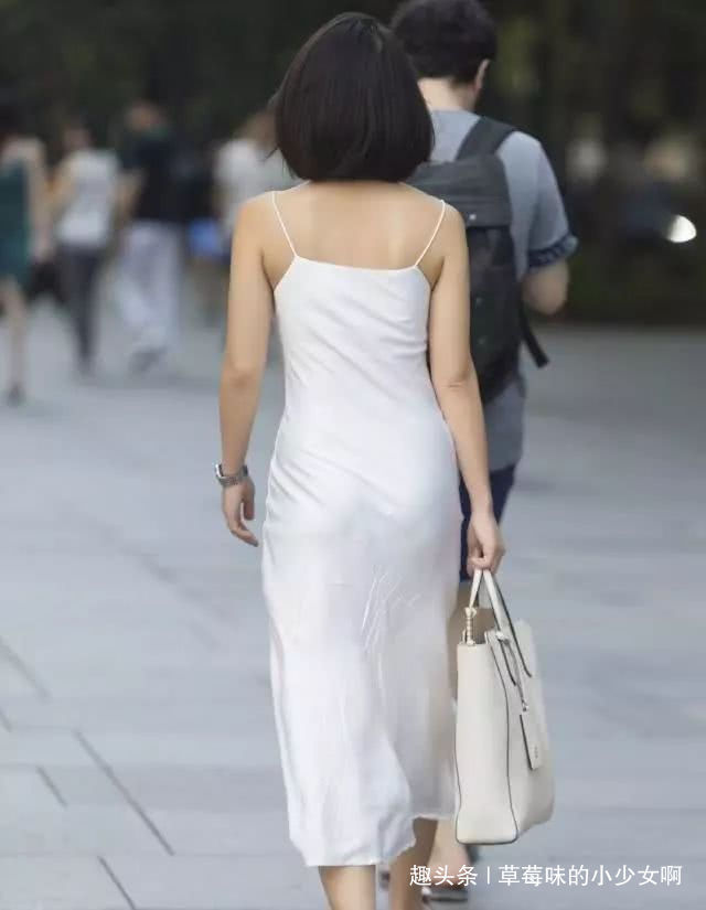 美女 知性大方的吊带裙美女,尽显蜂腰长腿般曼妙身姿!