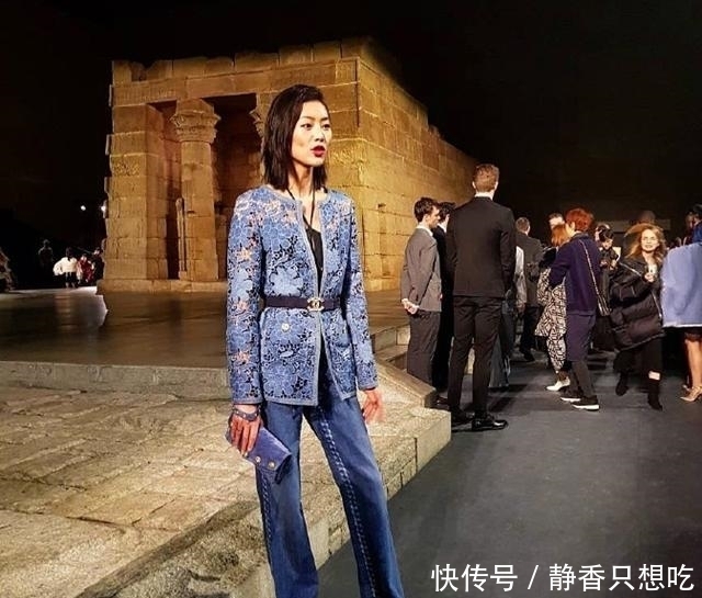 时髦|刘雯惊艳了!无眉妆配喷绘大衣也不丑,见到过的最高级的另类时髦