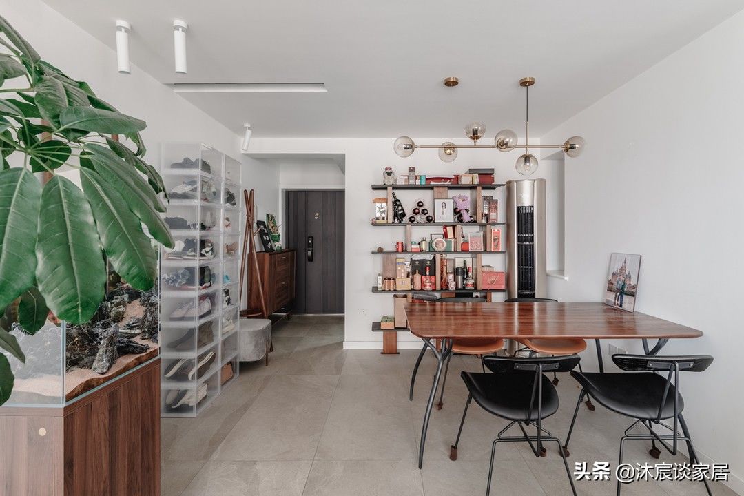 卧室|她家看着平淡,但简洁清爽,用窗帘隔出一间卧室,温馨且幸福