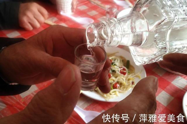 老两口|近90岁老夫妻，可蒸馒头，能喝酒，长寿秘诀：从不碰一件事