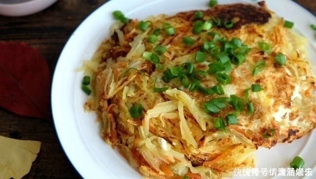 鸡蛋|1个土豆3个鸡蛋，煎出2份早餐饼，不加水不加面，做法简单又好吃