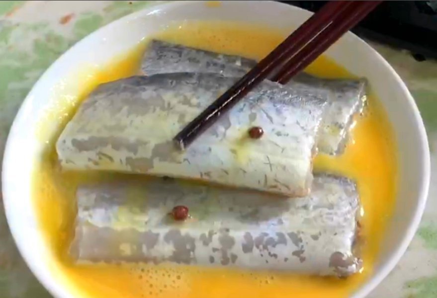 新手|煎带鱼,裹淀粉是大错,用它上浆,肉嫩不破皮,新手也能做