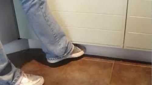 踢脚板|橱柜底下万万要装这一块东西,一旦工人做对了,不用验收给钱就行