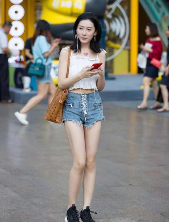 街拍：美女穿白色连衣裙，秀出白皙长腿，长披肩气质温婉动人