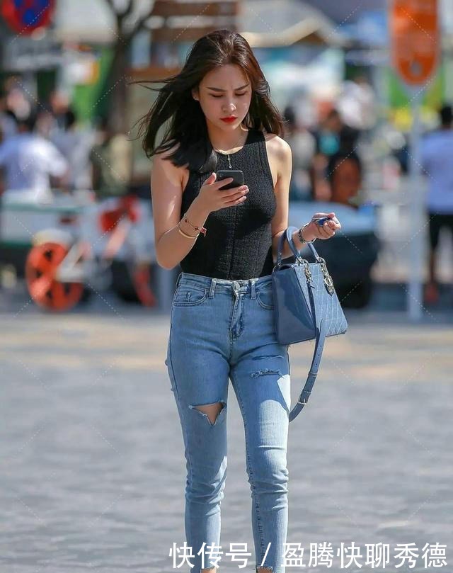 小姐姐|小姐姐修身背心搭配牛仔裤，简单自然的美显得格外迷人