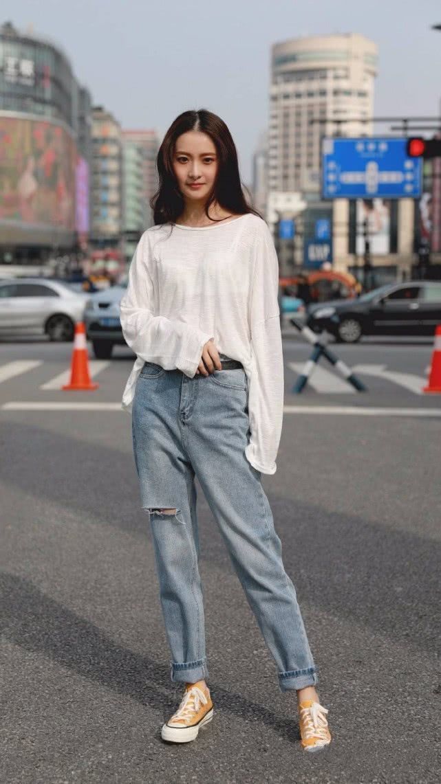 街拍：青春气息洋溢的美女，多姿的身段，走在街头靓丽抢眼