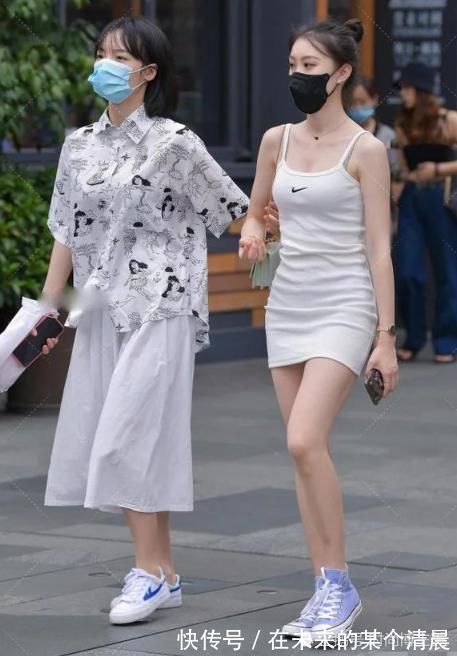 颜值超高|闺蜜姐妹花颜值超高,连头发长度都一样,穿一身休闲装上街