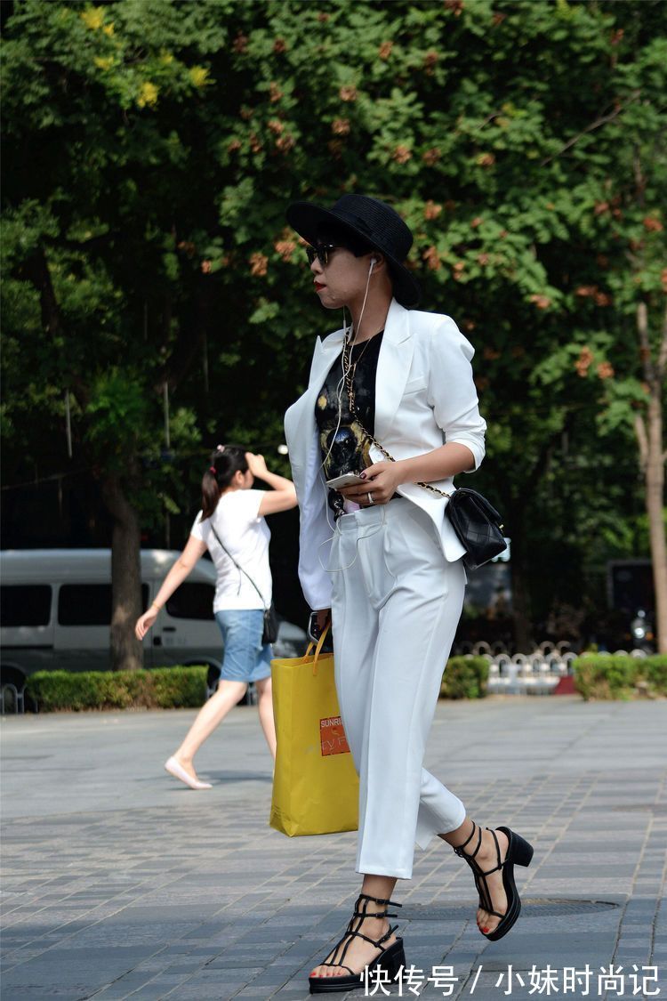 搭配 街拍:小姐姐的白色西装搭配高腰的九分西裤,更显身材的高挑!