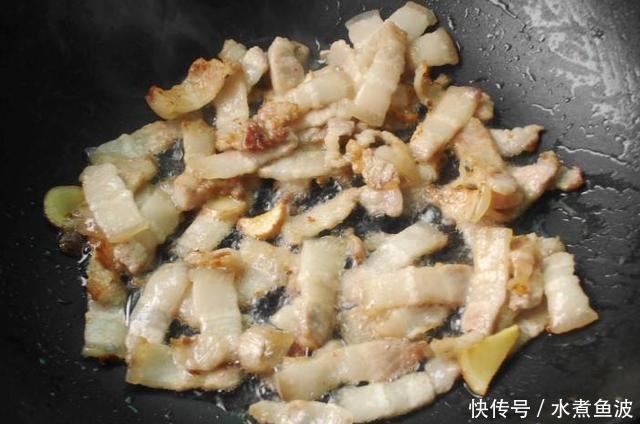 挂面别再煮着吃了，加点白菜五花肉上锅一焖，面条劲道入味特好吃