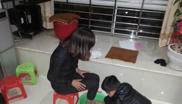 乘客|熊孩子火车上抢别人手机,奶奶选择性忽视,乘客一招让奶奶换车厢