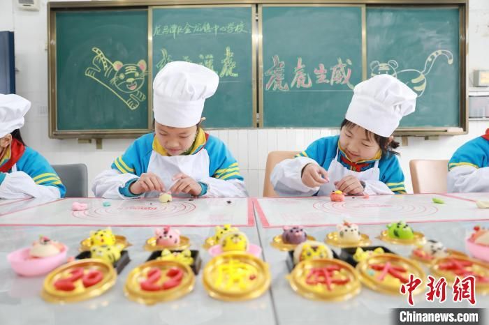 刘洋#四川泸州：小学生制作虎年花馍 体验传统年俗文化