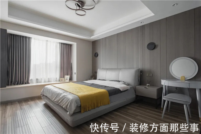 卧室|138平现代风三居室,卧室大版块的木饰面铺贴端庄大气又可收纳