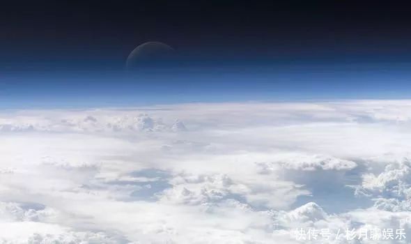 一科学家将飞机几乎开到大气边缘,看到大气层已薄成一条细蓝线