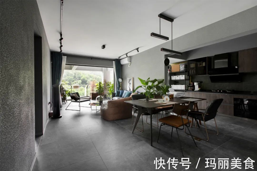 深木色|99㎡现代工业风,85后女神的家,满屋高级灰,绿植清新点缀