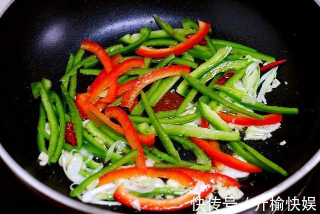 青红椒|既是菜又是饭，土豆换个做法，十元不到，全家吃饱又吃好
