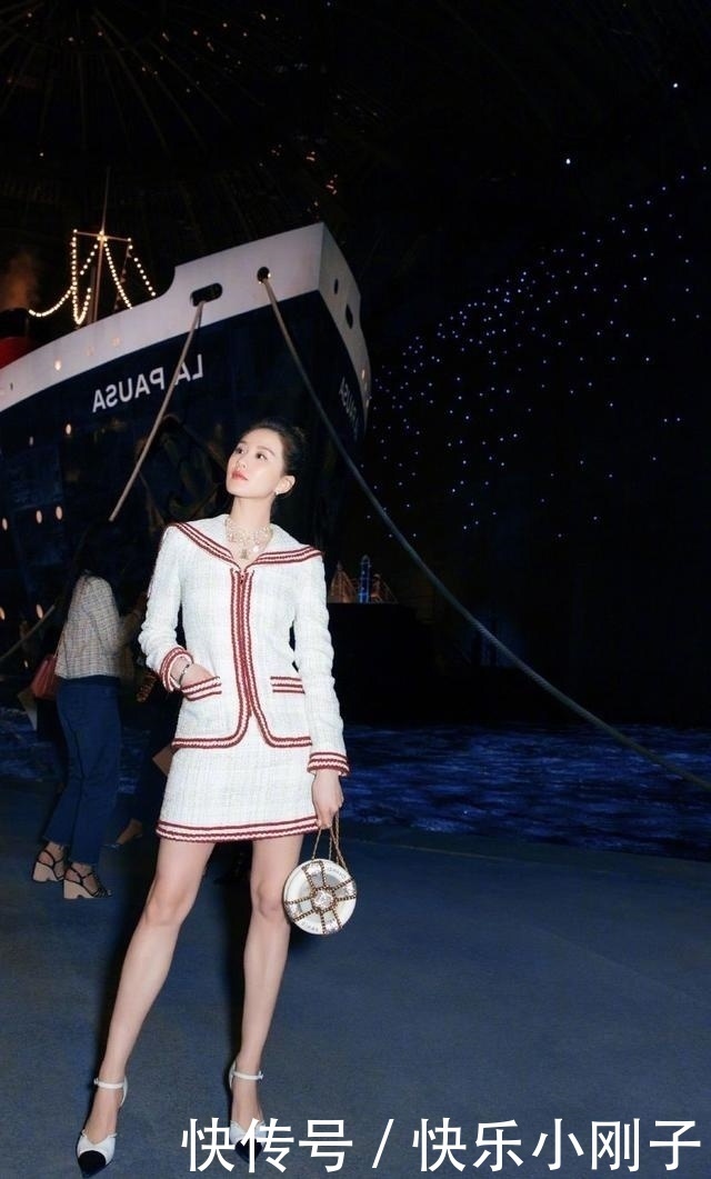 姑娘格外的年轻时尚,搭配简单的桔色短袖,减龄显瘦