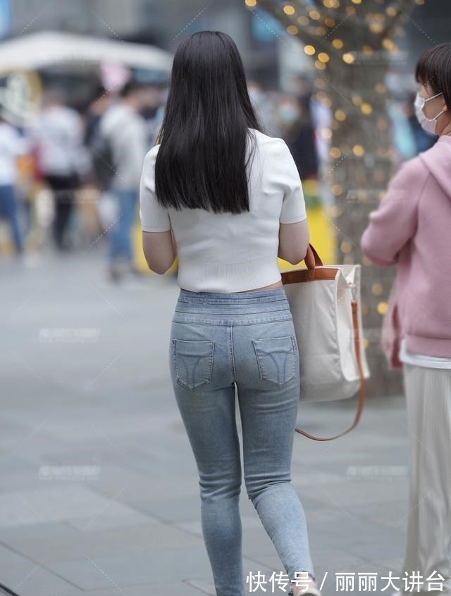 穿搭 针织短袖露脐衫,配修身牛仔裤,清凉舒适又简单美丽大方!