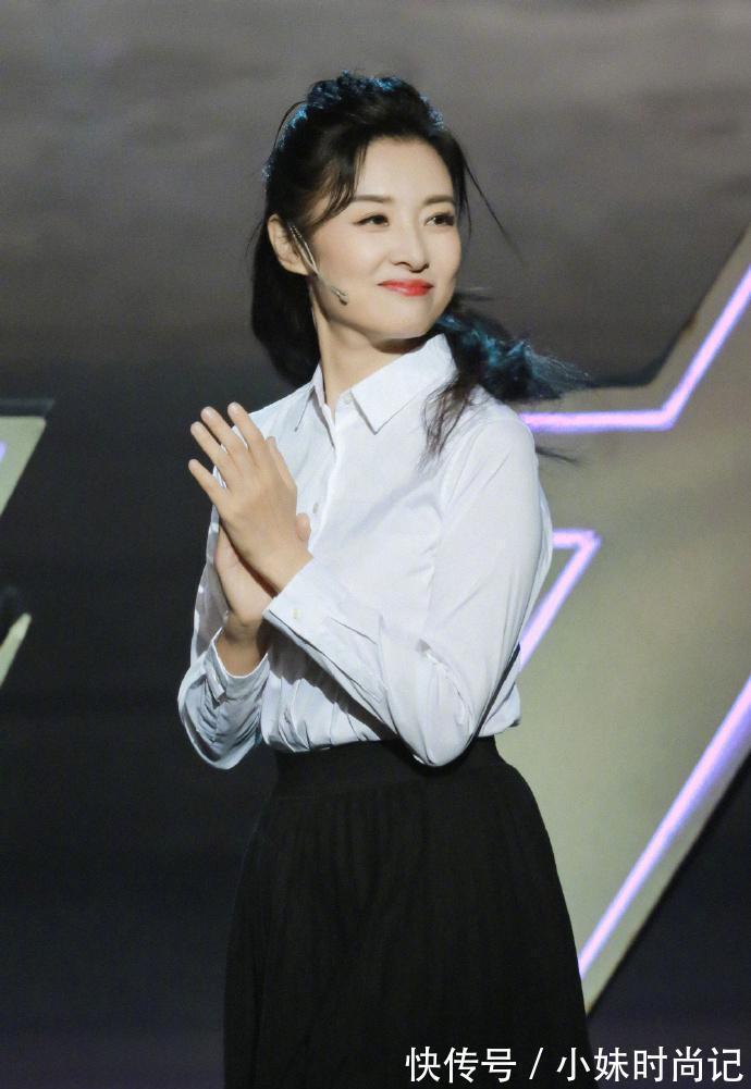 黑衬衫|52岁周涛状态太能打,白衬衫配黑纱裙优雅甜美,比年轻女孩还迷人