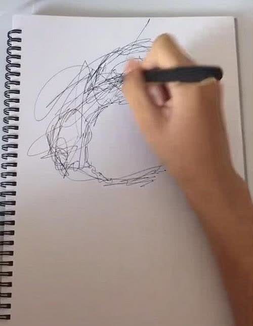 美术生不停画圈,被嘲小学生操作,成品路飞打脸众人