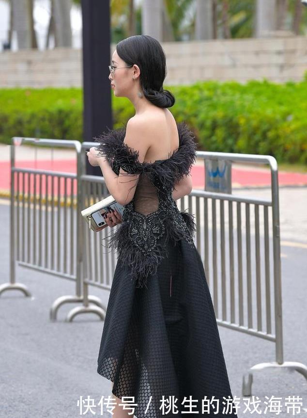 搭配|黑色礼服搭配黑色高跟鞋,前短后长的设计,衬托身材提升气质