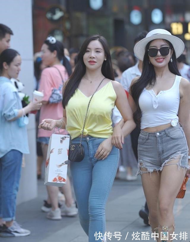 版型 微胖小姐姐短款上衣搭配牛仔裤,时髦显气质!