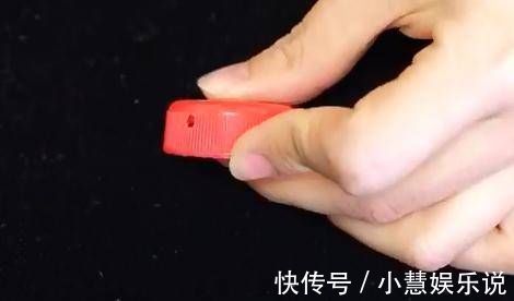 把两个塑料瓶盖粘在一起,挂在裤子上,用起来太方便了,太棒了